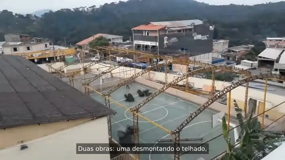 Estrutura da cobertura do ginásio, cena do vídeo da execução