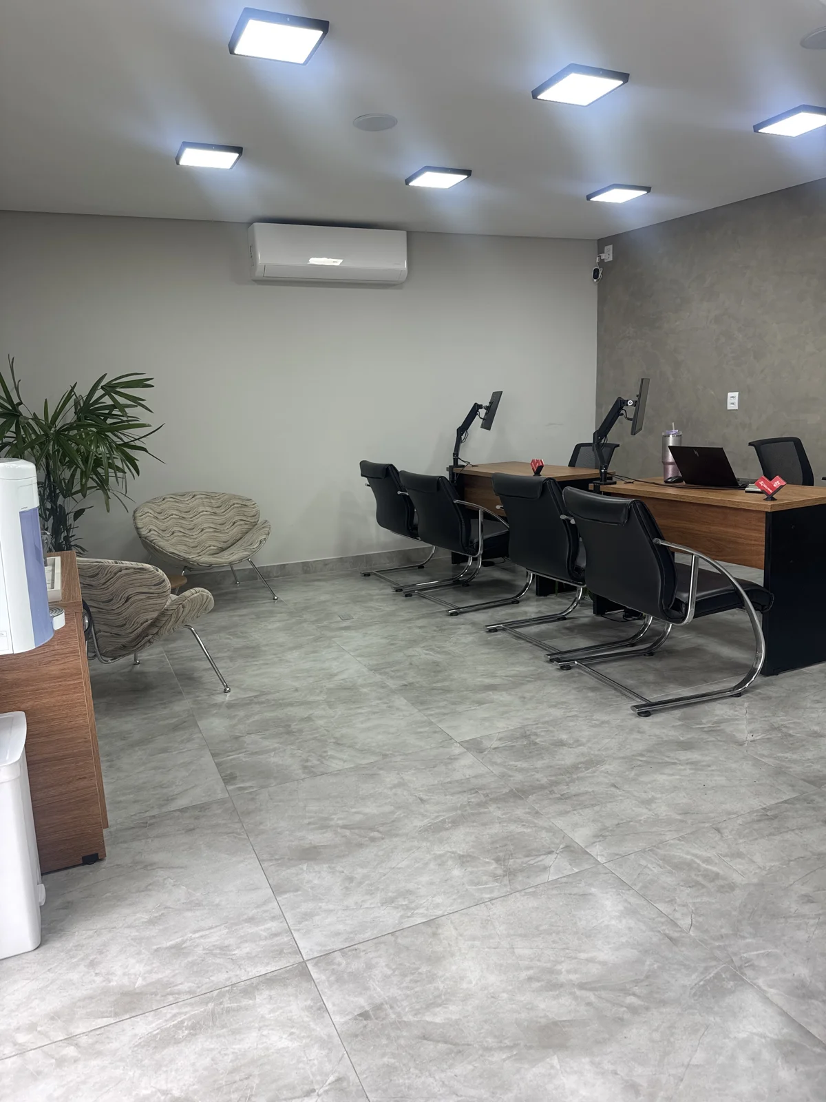 Ambiente de trabalho finalizado no escritório da Souza Fontes